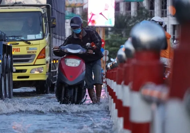 Cần Thơ: Triều cường chưa đạt đỉnh, nhiều tuyến đường đã ngập như sông - Ảnh 4.