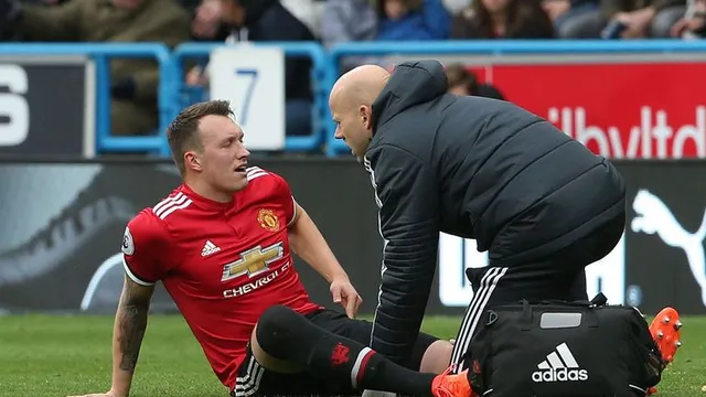 Phil Jones nhận được sự quan tâm từ nhiều CLB Ngoại hạng Anh - Ảnh 1.