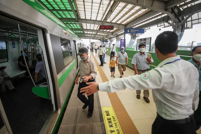 Hơn 25.000 khách mua vé đi tàu Cát Linh - Hà Đông ngày đầu mở bán  - Ảnh 1.