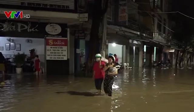 Nước lũ dâng cao, người dân Phú Yên tất tả chạy lũ trong đêm - Ảnh 1.