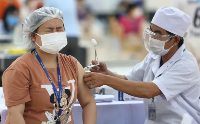 TP Hồ Chí Minh kiến nghị sớm tiêm vaccine mũi 3 cho công nhân - Ảnh 1.