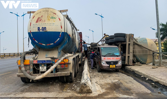 Hà Nội: Xe trộn bê tông mất lái đâm đổ dải phân cách cứng - Ảnh 1.