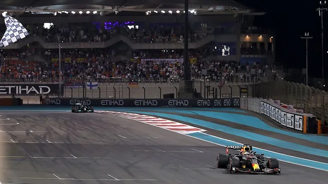 Max Verstappen giành chức vô địch F1 đầu tiên trong sự nghiệp - Ảnh 2.