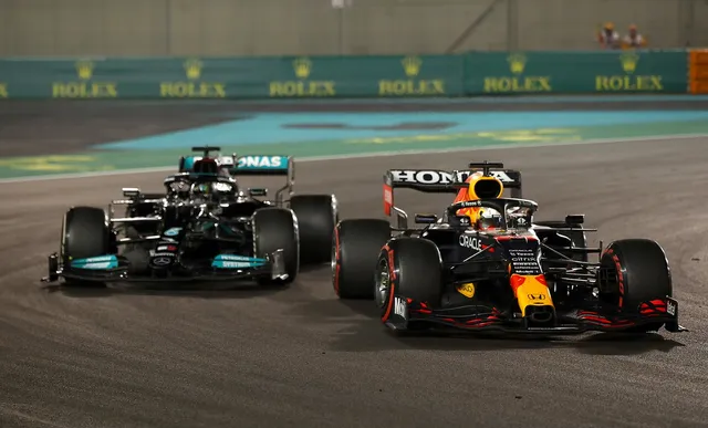 Max Verstappen giành chức vô địch F1 đầu tiên trong sự nghiệp - Ảnh 1.