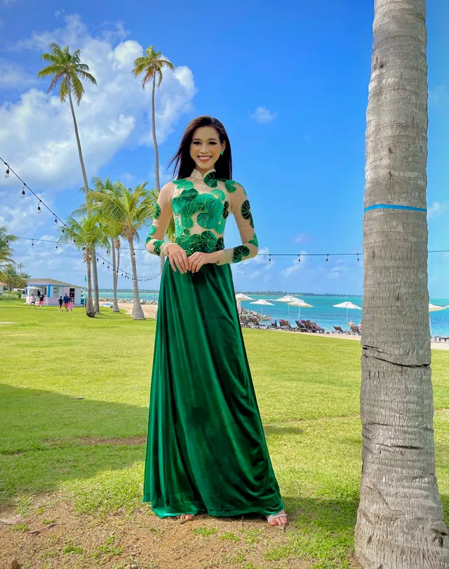 Đỗ Thị Hà diện áo dài Rau má, tặng quà cho các thí sinh Miss World 2021 - Ảnh 5. Đỗ Thị Hà diện áo dài Rau má, tặng quà cho các thí sinh Miss World 2021 - Ảnh 5.