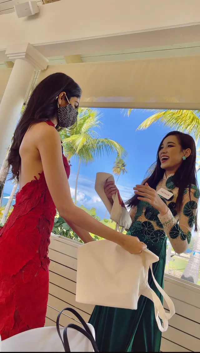 Đỗ Thị Hà diện áo dài Rau má, tặng quà cho các thí sinh Miss World 2021 - Ảnh 1. Đỗ Thị Hà diện áo dài Rau má, tặng quà cho các thí sinh Miss World 2021 - Ảnh 1.