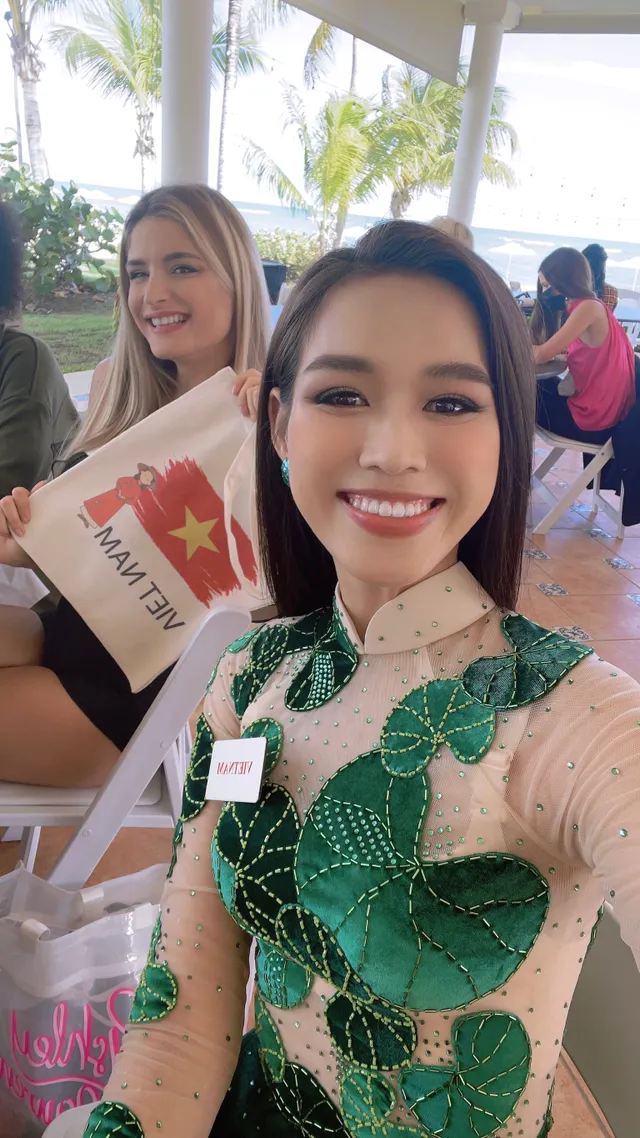 Đỗ Thị Hà diện áo dài Rau má, tặng quà cho các thí sinh Miss World 2021 - Ảnh 3. Đỗ Thị Hà diện áo dài Rau má, tặng quà cho các thí sinh Miss World 2021 - Ảnh 3.