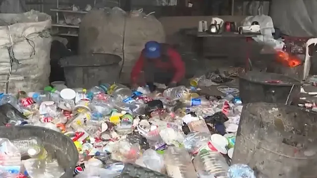 Người di cư Afghanistan chật vật mưu sinh từ nghề gom rác - Ảnh 1. Người di cư Afghanistan chật vật mưu sinh từ nghề gom rác - Ảnh 1.