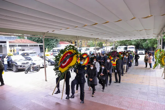 Lễ tang nhạc sĩ Phú Quang: Gia đình, những người bạn, khán giả tiễn biệt nhạc sĩ tài hoa - Ảnh 6.