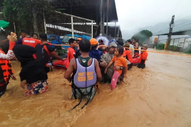 Bão Rai mạnh lên cấp cao nhất khi đổ bộ, Philippines cảnh bão lũ lụt trên diện rộng - Ảnh 5.