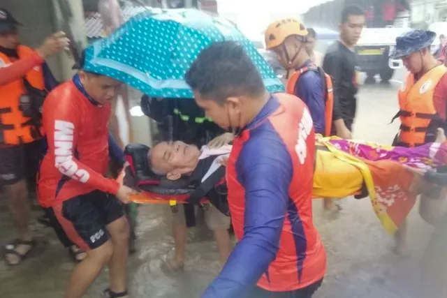 Bão Rai mạnh lên cấp cao nhất khi đổ bộ, Philippines cảnh bão lũ lụt trên diện rộng - Ảnh 4.