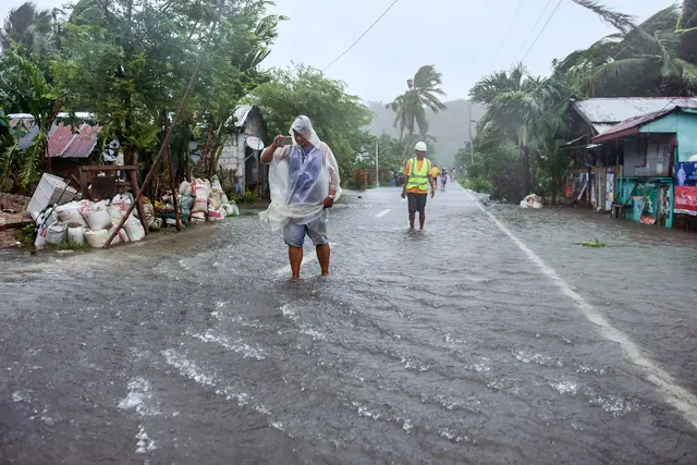 Bão Rai mạnh lên cấp cao nhất khi đổ bộ, Philippines cảnh bão lũ lụt trên diện rộng - Ảnh 1.