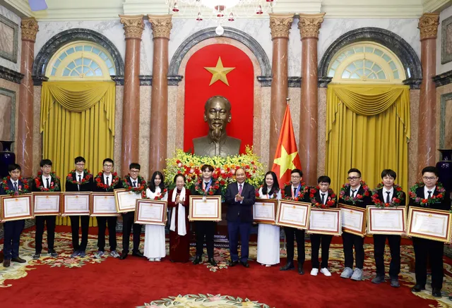 Chủ tịch nước trao tặng Huân chương lao động cho học sinh đoạt giải Olympic và Khoa học kỹ thuật quốc tế 2021 - Ảnh 6.