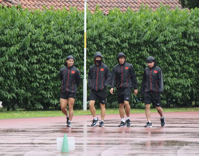 ĐT Việt Nam tập nhẹ tại Singapore - Ảnh 4. ĐT Việt Nam tập nhẹ tại Singapore - Ảnh 4.