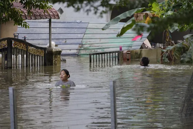 14 người thiệt mạng, 70.000 dân phải sơ tán do trận lũ lụt nghiêm trọng ở Malaysia - Ảnh 3.