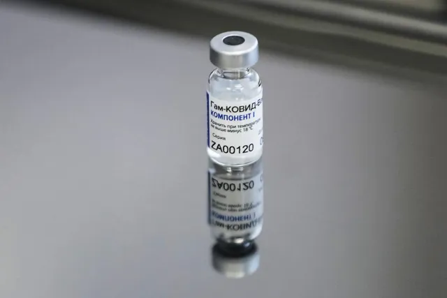 Nga cập nhật vaccine chống các biến thể COVID-19 - Ảnh 1.