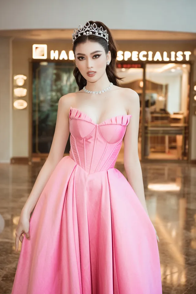 Thảm đỏ Miss World Vietnam 2022: Cặp Hoa hậu song Linh diện đầm cắt xẻ cuốn hút - Ảnh 12.