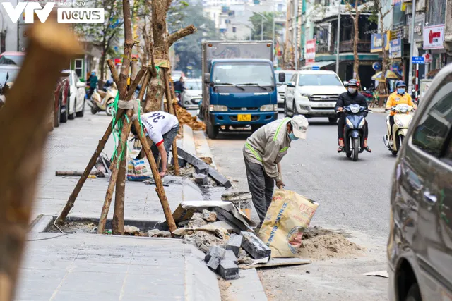 Hà Nội: Đường hàng trăm tỷ vẫn nhếch nhác sau khi hoàn thiện - Ảnh 2.