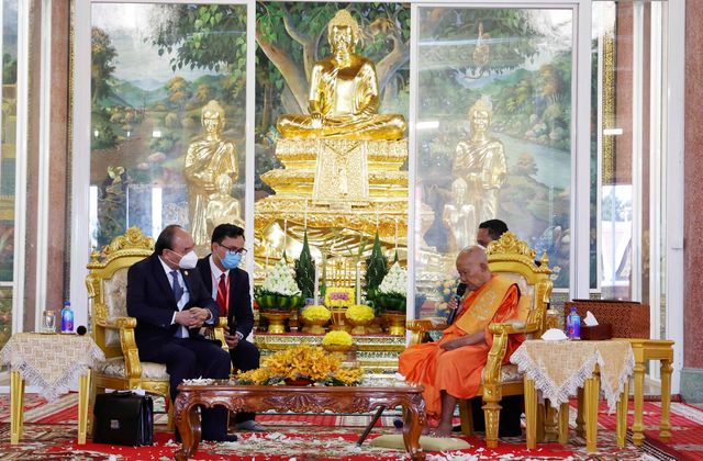 Chủ tịch nước Nguyễn Xuân Phúc thăm các vị Đại tăng thống Campuchia - Ảnh 1.