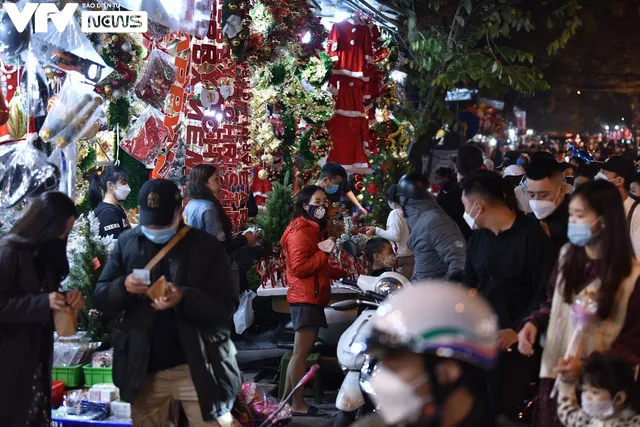 Biển người chen chân trên phố Hàng Mã đón Noel sớm - Ảnh 2. Biển người chen chân trên phố Hàng Mã đón Noel sớm - Ảnh 2.