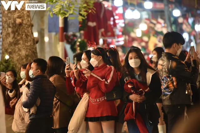 Biển người chen chân trên phố Hàng Mã đón Noel sớm - Ảnh 3. Biển người chen chân trên phố Hàng Mã đón Noel sớm - Ảnh 3.