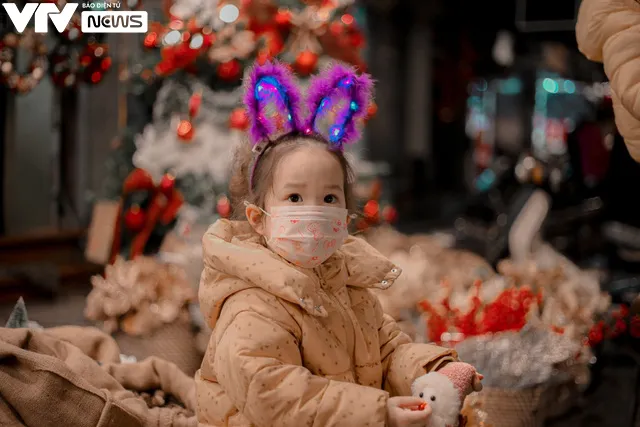 Biển người chen chân trên phố Hàng Mã đón Noel sớm - Ảnh 6. Biển người chen chân trên phố Hàng Mã đón Noel sớm - Ảnh 6.