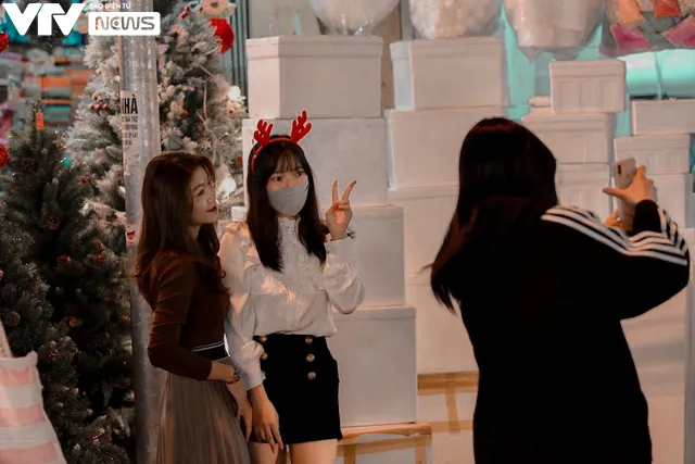Biển người chen chân trên phố Hàng Mã đón Noel sớm - Ảnh 7. Biển người chen chân trên phố Hàng Mã đón Noel sớm - Ảnh 7.