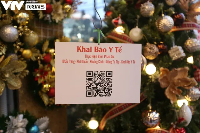 Biển người chen chân trên phố Hàng Mã đón Noel sớm - Ảnh 8. Biển người chen chân trên phố Hàng Mã đón Noel sớm - Ảnh 8.
