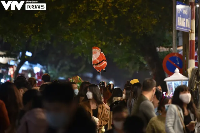 Biển người chen chân trên phố Hàng Mã đón Noel sớm - Ảnh 9. Biển người chen chân trên phố Hàng Mã đón Noel sớm - Ảnh 9.