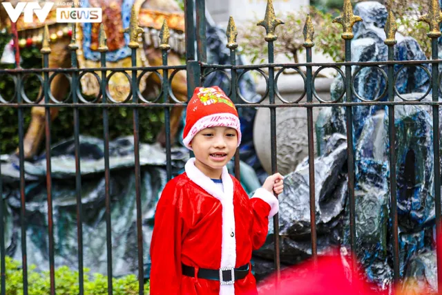 Hà Nội: Người dân tranh thủ check-in nốt ở Nhà thờ Lớn trước giờ cấm - Ảnh 3. Hà Nội: Người dân tranh thủ check-in nốt ở Nhà thờ Lớn trước giờ cấm - Ảnh 3.