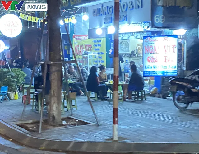 Người ở nhà đón Giáng sinh, người đổ ra đường - Ảnh 5. Người ở nhà đón Giáng sinh, người đổ ra đường - Ảnh 5.