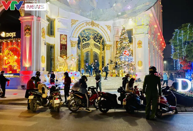 Người ở nhà đón Giáng sinh, người đổ ra đường - Ảnh 4. Người ở nhà đón Giáng sinh, người đổ ra đường - Ảnh 4.