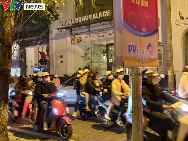 Người ở nhà đón Giáng sinh, người đổ ra đường - Ảnh 2. Người ở nhà đón Giáng sinh, người đổ ra đường - Ảnh 2.