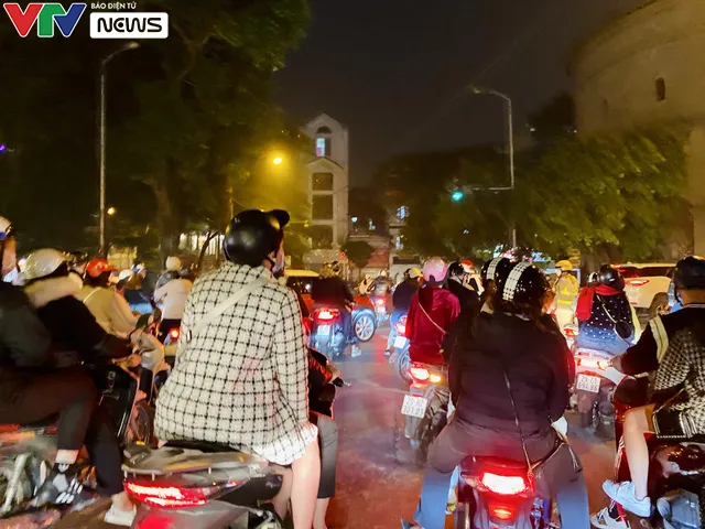 Người ở nhà đón Giáng sinh, người đổ ra đường - Ảnh 3. Người ở nhà đón Giáng sinh, người đổ ra đường - Ảnh 3.