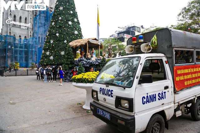 Hà Nội: Người dân tranh thủ check-in nốt ở Nhà thờ Lớn trước giờ cấm - Ảnh 1. Hà Nội: Người dân tranh thủ check-in nốt ở Nhà thờ Lớn trước giờ cấm - Ảnh 1.