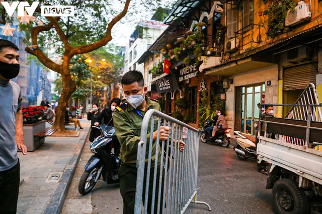 Hà Nội: Người dân tranh thủ check-in nốt ở Nhà thờ Lớn trước giờ cấm - Ảnh 10. Hà Nội: Người dân tranh thủ check-in nốt ở Nhà thờ Lớn trước giờ cấm - Ảnh 10.