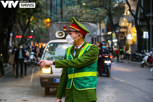 Hà Nội: Người dân tranh thủ check-in nốt ở Nhà thờ Lớn trước giờ cấm - Ảnh 11. Hà Nội: Người dân tranh thủ check-in nốt ở Nhà thờ Lớn trước giờ cấm - Ảnh 11.