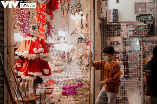 Hà Nội: Thủ phủ đồ chơi - phố Hàng Mã vắng khách đêm Noel - Ảnh 3. Hà Nội: Thủ phủ đồ chơi - phố Hàng Mã vắng khách đêm Noel - Ảnh 3.