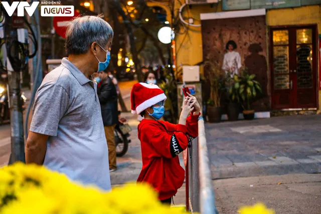 Hà Nội: Người dân tranh thủ check-in nốt ở Nhà thờ Lớn trước giờ cấm - Ảnh 14. Hà Nội: Người dân tranh thủ check-in nốt ở Nhà thờ Lớn trước giờ cấm - Ảnh 14.