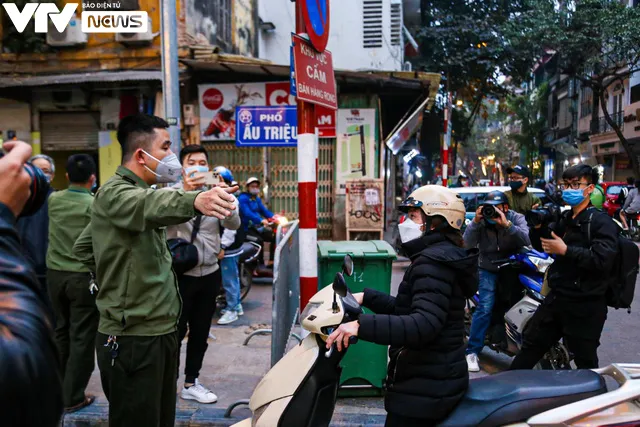 Hà Nội: Người dân tranh thủ check-in nốt ở Nhà thờ Lớn trước giờ cấm - Ảnh 15. Hà Nội: Người dân tranh thủ check-in nốt ở Nhà thờ Lớn trước giờ cấm - Ảnh 15.