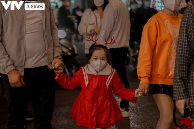 Hà Nội: Thủ phủ đồ chơi - phố Hàng Mã vắng khách đêm Noel - Ảnh 6. Hà Nội: Thủ phủ đồ chơi - phố Hàng Mã vắng khách đêm Noel - Ảnh 6.