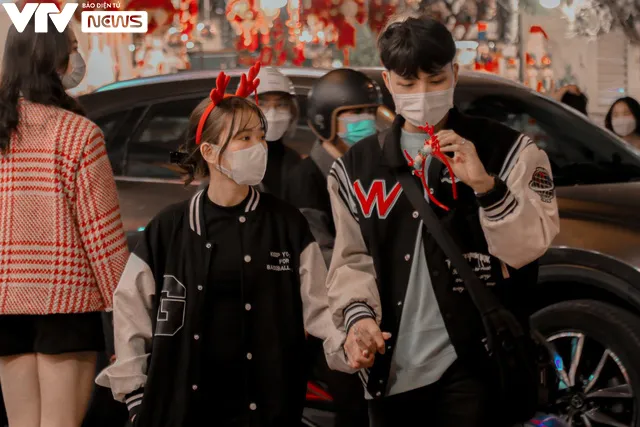 Hà Nội: Thủ phủ đồ chơi - phố Hàng Mã vắng khách đêm Noel - Ảnh 7. Hà Nội: Thủ phủ đồ chơi - phố Hàng Mã vắng khách đêm Noel - Ảnh 7.