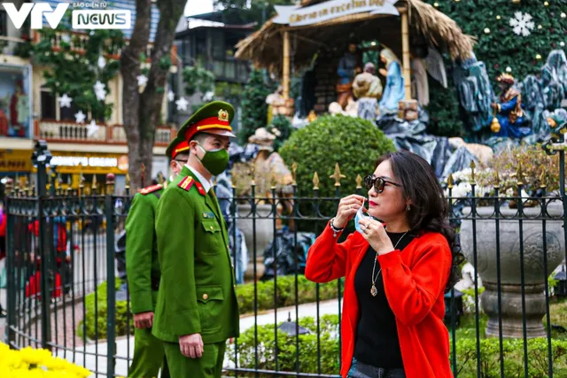Hà Nội: Người dân tranh thủ check-in nốt ở Nhà thờ Lớn trước giờ cấm - Ảnh 8. Hà Nội: Người dân tranh thủ check-in nốt ở Nhà thờ Lớn trước giờ cấm - Ảnh 8.