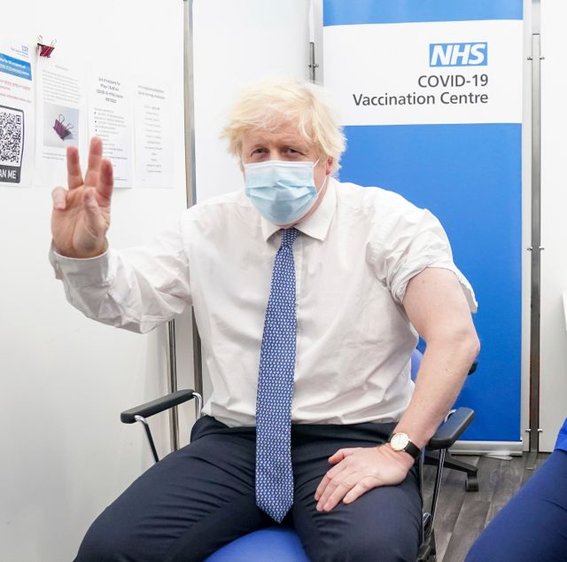 Thủ tướng Anh Boris Johnson tiêm mũi vaccine COVID-19 tăng cường - Ảnh 1.