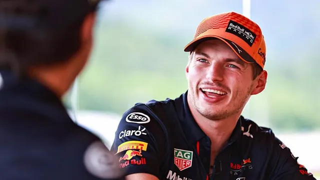 Max Verstappen nhận danh hiệu tay đua xuất sắc nhất năm - Ảnh 1.