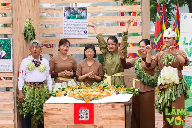 Vợ chồng diễn viên Hồng Quang - Diễm Hương quậy hết cỡ trong Làng vui - Ảnh 4.