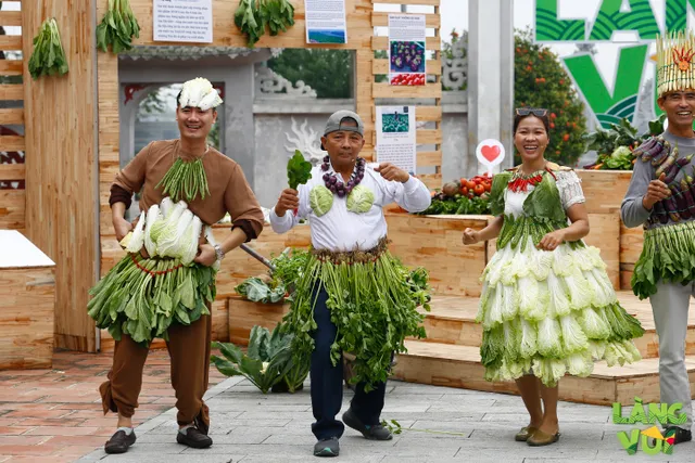 Vợ chồng diễn viên Hồng Quang - Diễm Hương quậy hết cỡ trong Làng vui - Ảnh 7.