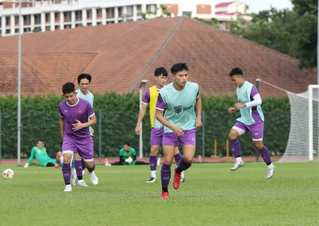 ĐT Việt Nam luyện bài đối kháng, rà soát đội hình chuẩn bị cho trận ra quân tại AFF Cup 2020 - Ảnh 4.