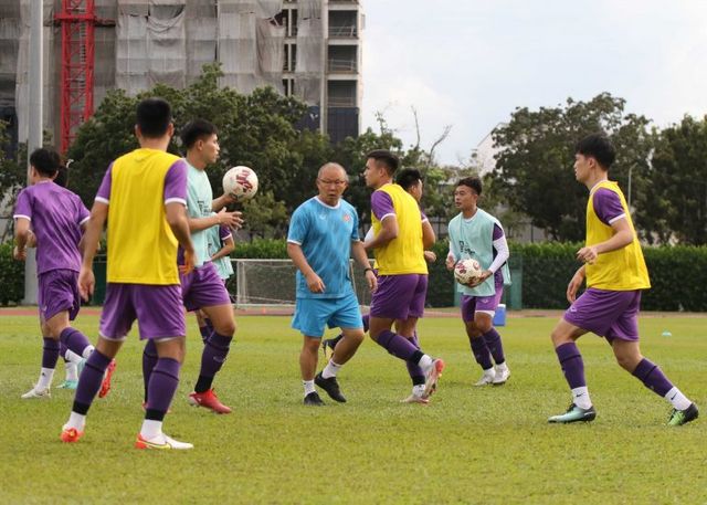 ĐT Việt Nam luyện bài đối kháng, rà soát đội hình chuẩn bị cho trận ra quân tại AFF Cup 2020 - Ảnh 1.