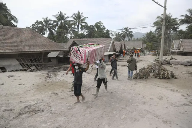 Núi lửa Semeru phun trào ở Indonesia khiến 14 người thiệt mạng, gần 100 người bị thương - Ảnh 4.